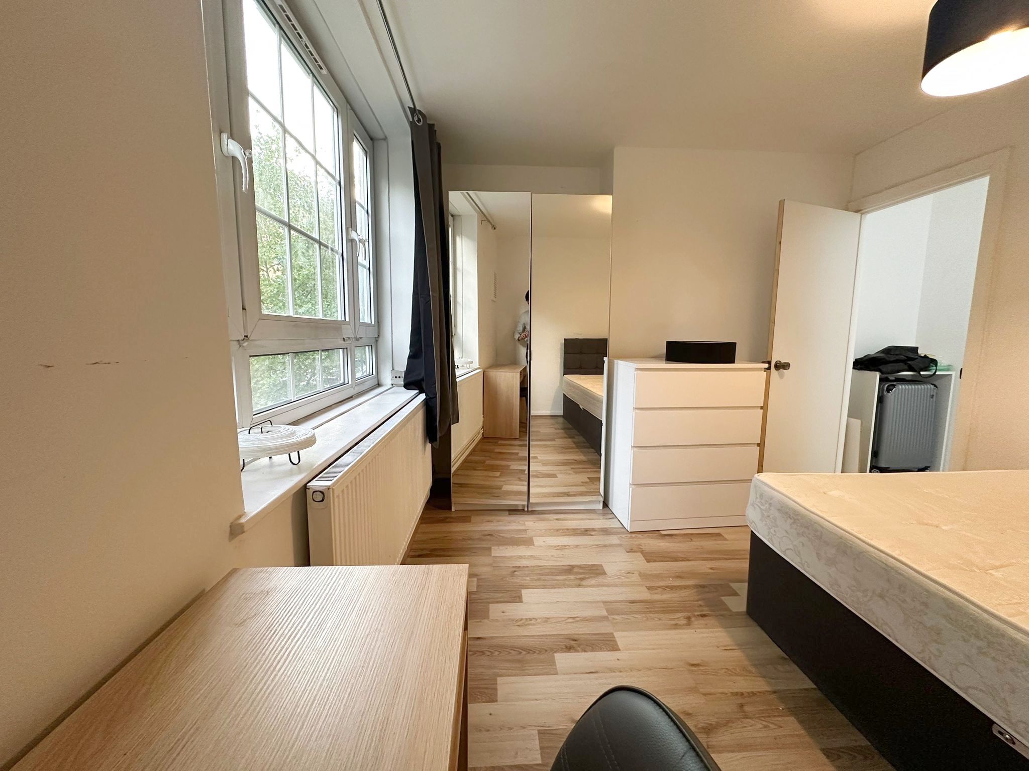 Large Bright Double Room in Zone 1!